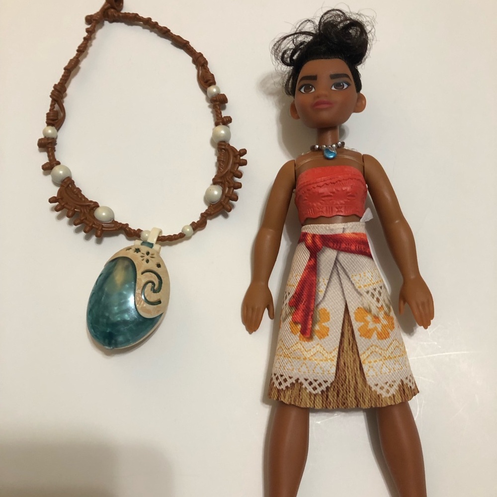 moana doll Arms Wind Up and Wearable Plastic‎ Heart Of Tafiti necklace